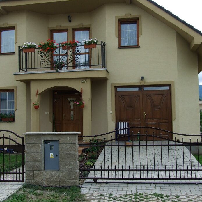 Balkónové zábradlie s veľkým ornamentom