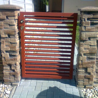 Brána s hranatých profilov