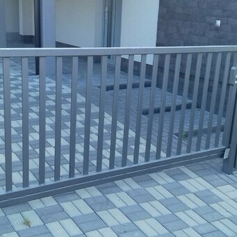 Brána so zvislou výplňou