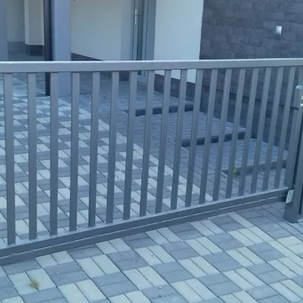 Brána so zvislou výplňou
