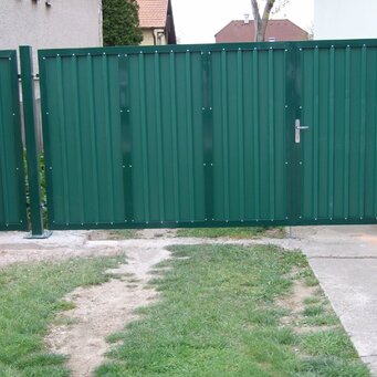 Brána z trapézového plechu