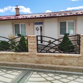 Elegantná brána s oblúkovým vzorom