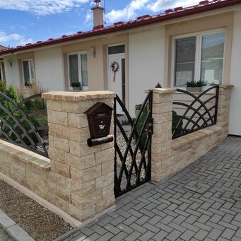 Elegantná brána s oblúkovým vzorom