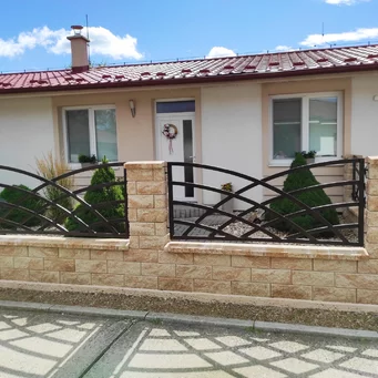 Elegantná brána s oblúkovým vzorom