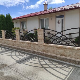 Elegantná brána s oblúkovým vzorom