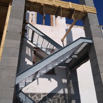 Exteriérové oceľové schodisko