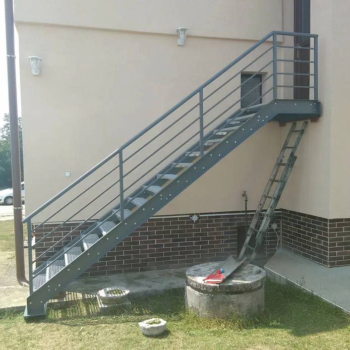 Exteriérové oceľové schodisko