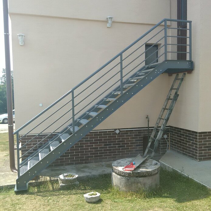 Exteriérové oceľové schodisko