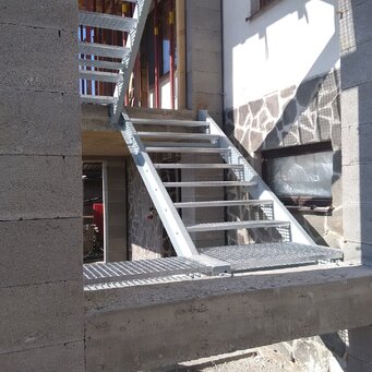 Exteriérové oceľové schodisko