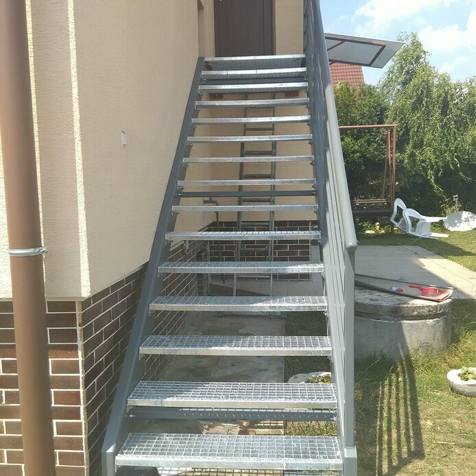 Exteriérové oceľové schodisko