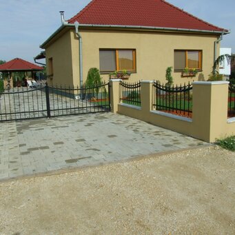 Historická kovaná brána