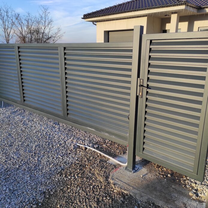 Hliníková lamelová brána