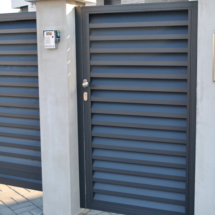 Hliníková lamelová brána