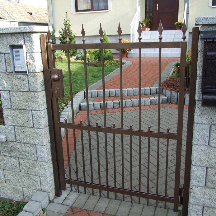 Jednoduchá kovaná brána