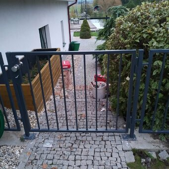 Klasická brána s čistými líniami