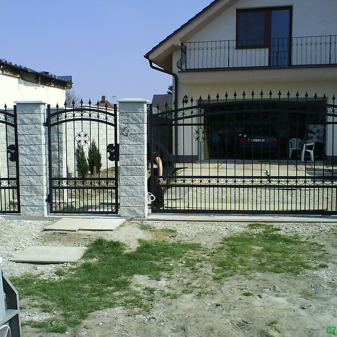 Kovaná brána s kovaným ornamentom