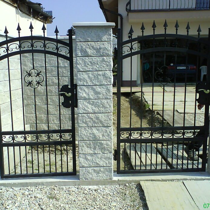 Kovaná brána s kovaným ornamentom