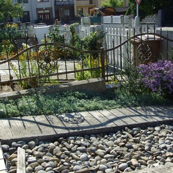 Kovaná brána s ornamentom kvetu