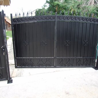 Kovaná brána s výplňou plechu