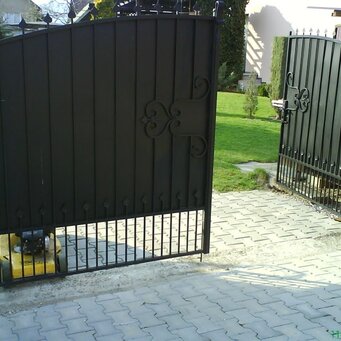 Kovaná brána s výplňou plechu