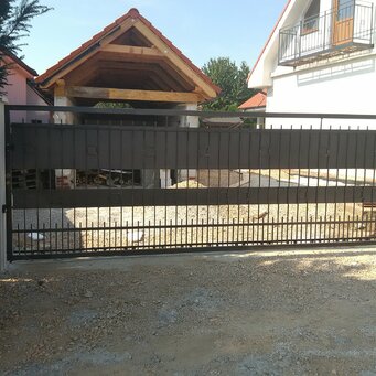 Kovaná brána v minimalistickom štýle