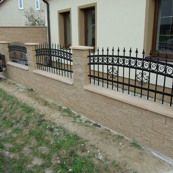 Kovaná ozdobná brána