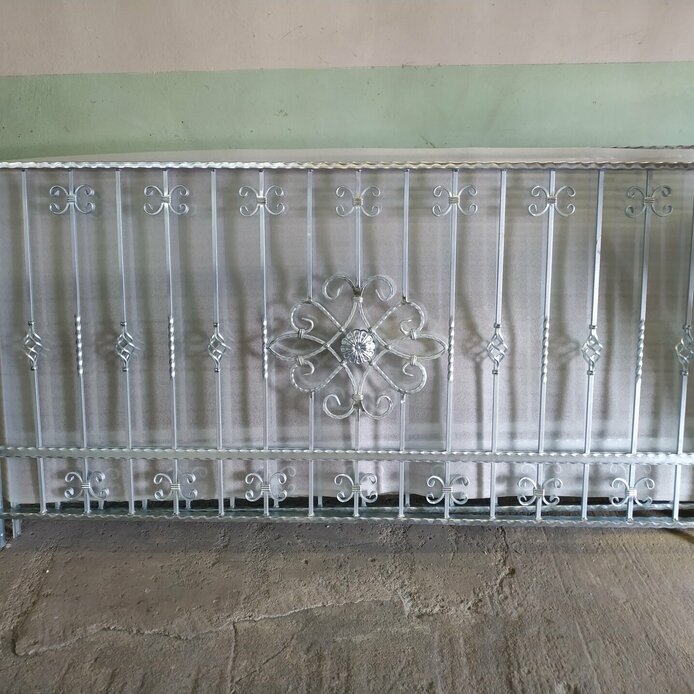 Kovaná pozinkovaná brána s ružicou