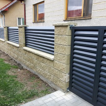 Lamelová hliníková brána