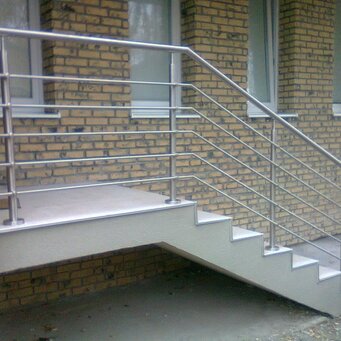 Moderné schodiskové nerezové zábradlie