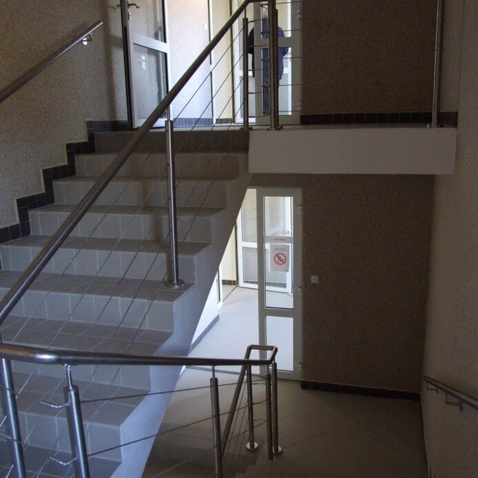 Nerezové schodiskové zábradlie s lankovou výplňou