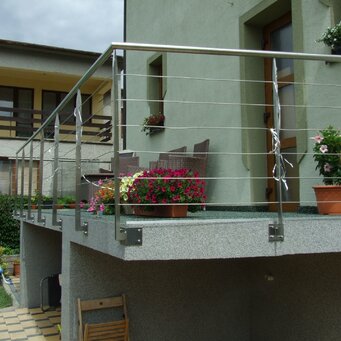 Nerezové schodiskové zábradlie s lankovou výplňou