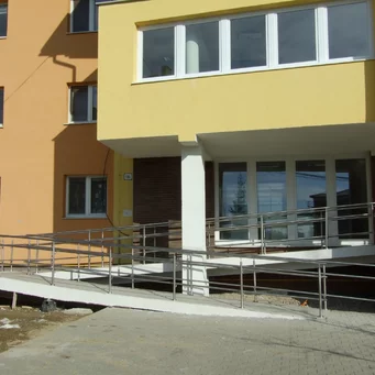 Nerezové zábradlie na rampe pre imobilných