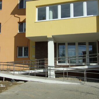 Nerezové zábradlie na rampe pre imobilných