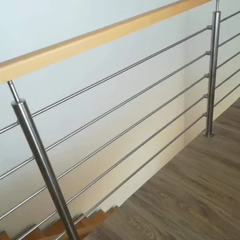 Nerezové zábradlie s dreveným madlom