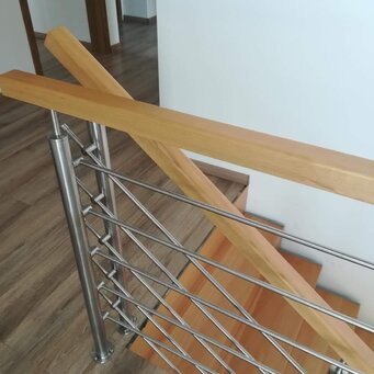 Nerezové zábradlie s dreveným madlom