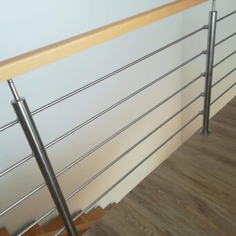 Nerezové zábradlie s dreveným madlom