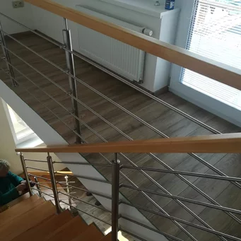 Nerezové zábradlie s dreveným madlom