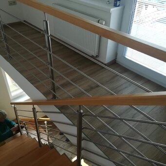 Nerezové zábradlie s dreveným madlom