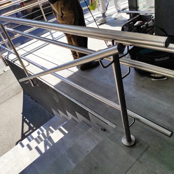 Nerezové zábradlie s lankovou výplňou