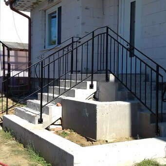 Obojstranné schodiskové zábradlie