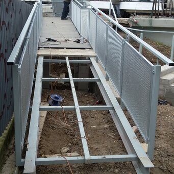 Pochôdzna lávka a zábradlie z ťahokovu