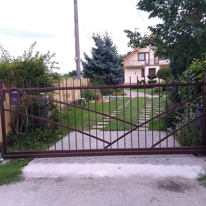 Posuvná brána so zvislým vzorom