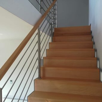 Schodiskové nerezové zábradlie s dreveným madlom