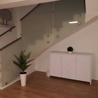 Schodiskové sklenené zábradlie - mliečne sklo a nerez