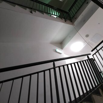 Schodiskové zábradlie v bytovom dome