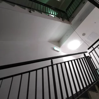 Schodiskové zábradlie v bytovom dome