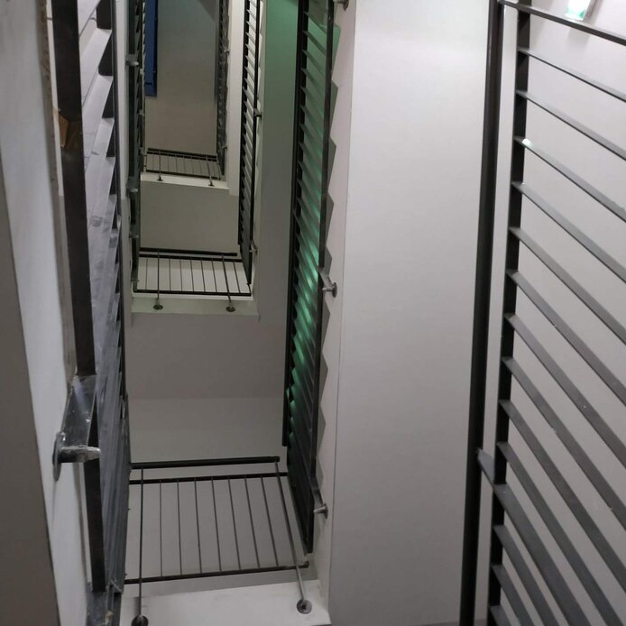 Schodiskové zábradlie v bytovom dome