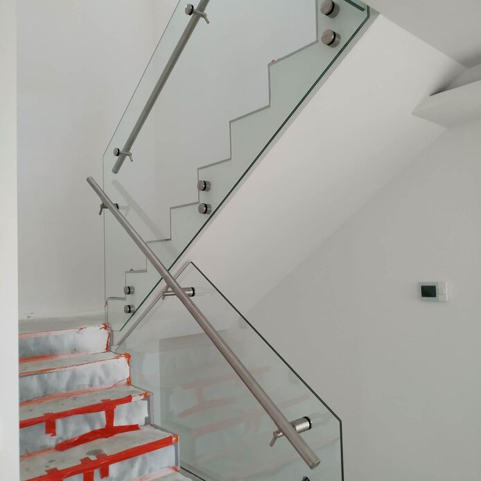 Sklenené zábradlie - priehľadné sklo, nerez