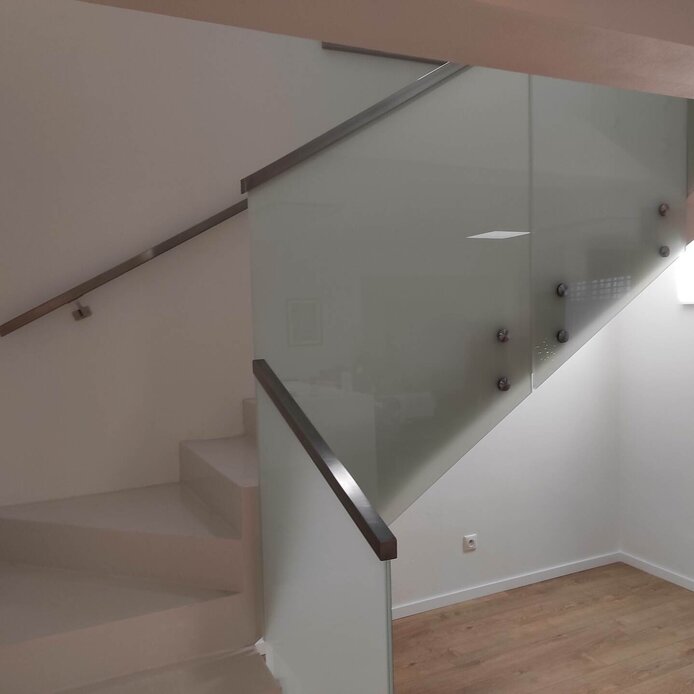 Sklenené zábradlie s nerezovým madlom