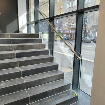 Sklenené zábradlie s nerezovým madlom